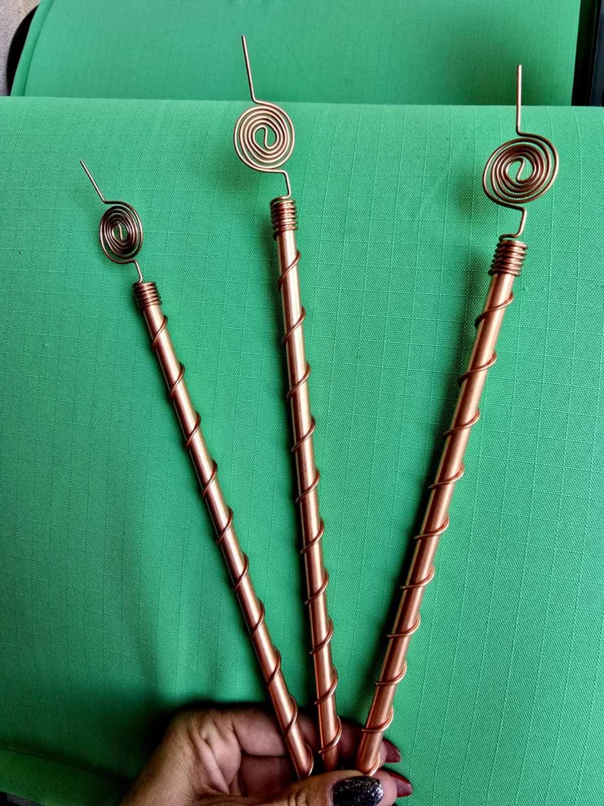 three-antennas-holding